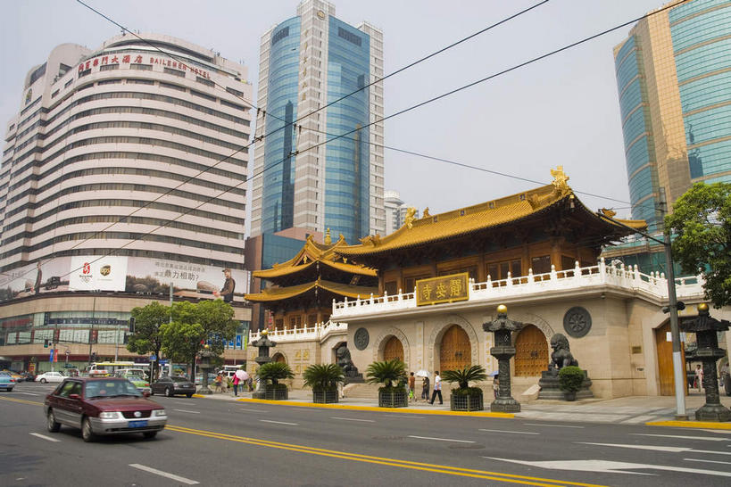 东方人,高楼大厦,寺庙,栏杆,走,横图,室外,白天,仰视,旅游,度假,名胜古迹,植物,窗户,落地窗,标志建筑,大厦,道路,地标,建筑,路,摩天大楼,公路,出租车,汽车,哺乳动物,野生动物,狮子,照明,雕塑,上海,中国,亚洲,一块,一辆,一排,许多,行人,吊挂,悬挂,阴影,服装,节日,辟邪,遗迹,艺术,整齐,装饰,并列,并排,光线,标志,灯笼,雕刻,雕像,牌匾,盆栽,瓦片,文字,影子,字符,墙,屋檐,拱门,围栏,分界线,盆景,停车线,交通,很多,许多人,挂,注视,休闲装,黄种人,古迹,文化,文物,娱乐,标识,建设,古建筑,护栏,石雕,檐,路人,玻璃窗,墙壁,墙面,车,树,树木,南京西路,排列,衣服,黄色,蓝色,绿色,白色,蓝天,天空,阳光,自然,动物,工艺品,灯具,庙宇,石狮,交通工具,轿车,天,观察,看,祈祷,一群人,享受,休闲,健康,休闲服,金色,汉字,旅游胜地,放松,许愿,宗教,服饰,佛教,信仰,生长,晴朗,成长,观看,纪念,静安寺,车行道,车行道分界线,祈求,照亮,美术,申,察看,照明设备,队列,关注,中文,载具,主题,的士,标线,计程车,平行,凶猛,陈列,玻璃幕墙,古文明,东亚,车行线,静安区,上海市,万里无云,中华人民共和国,沪,华东地区,功能,美学,驱邪,祛邪,避邪,国文,华文,守护神,释教,过客,残暴,平安,凶残,盆景树,盆栽树,男人,男性,年轻男性,年轻女性,女人,女性,亚洲人,晴空,晴空万里,马路,步行,散步,走路,半身,彩图,低角度拍摄,大楼,高层建筑,高楼,庙,摩天楼,寺,石灯笼,静安古寺,飞檐