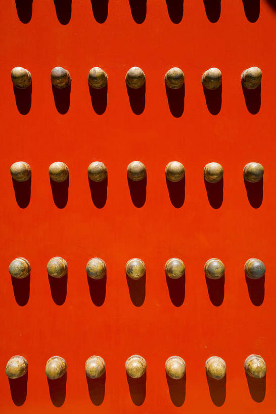 无人,故宫,宫殿,竖图,室外,白天,仰视,旅游,度假,名胜古迹,门,标志建筑,地标,建筑,金属制品,北京,中国,亚洲,一排,许多,阴影,遗迹,整齐,装饰,并列,并排,光线,金属,木制,影子,首都,很多,古迹,文物,娱乐,建设,古建筑,排列,红色,阳光,木制品,门框,紫禁城,享受,休闲,金色,旅游胜地,放松,华丽,修饰,点缀,宫廷,队列,平行,古文明,东亚,中华人民共和国,东城区,北京市,京,北平,华北地区,衬托,美观,雅致,雅观,王宫,彩图,低角度拍摄,故宫博物院,皇宫,北京紫禁城,北京故宫,加固,门钉