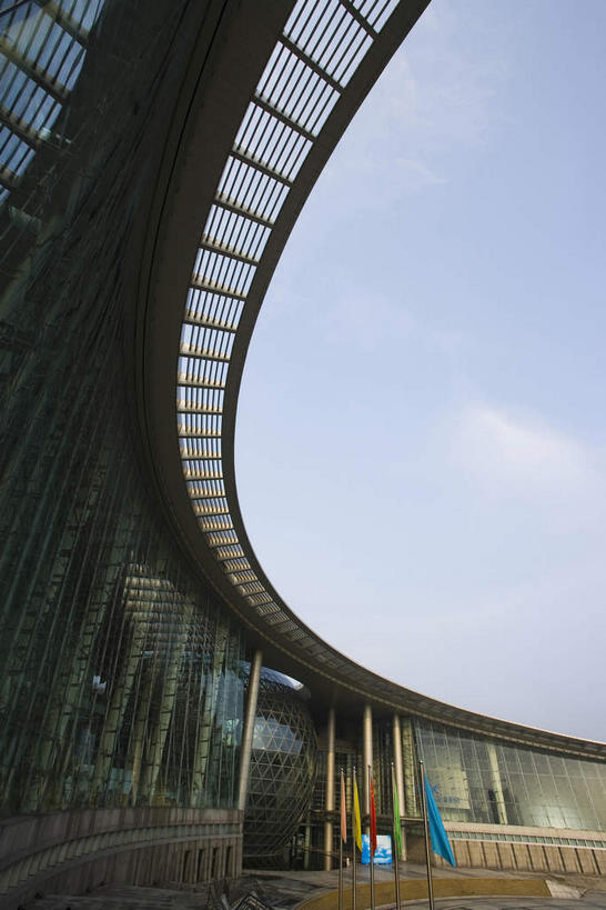 无人,栏杆,竖图,室外,白天,仰视,旅游,度假,技术,窗户,标志建筑,地标,建筑,旗帜,上海,中国,亚洲,一排,许多,吊挂,悬挂,阴影,研究,整齐,光线,科学,旗杆,影子,柱子,墙,云,云朵,围栏,很多,教育,挂,云彩,娱乐,旗子,建设,浦东,护栏,玻璃窗,墙壁,墙面,排列,蓝色,白云,蓝天,天空,阳光,天,享受,休闲,旅游胜地,放松,上海科技馆,晴朗,展览,申,队列,欣赏,科技馆,陈列,浦东新区,世纪大道,东亚,上海市,中华人民共和国,沪,华东地区,旗号,晴空,彩图,低角度拍摄,科学技术馆