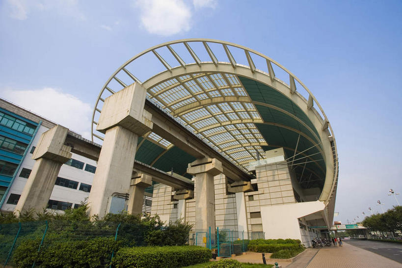 无人,家,横图,室外,白天,仰视,度假,美景,树林,植物,窗户,城市风光,城市,道路,路,公路,车站,上海,中国,亚洲,阴影,光线,影子,柱子,房屋,屋子,景观,云,云朵,站台,交通,云彩,娱乐,楼房,月台,玻璃窗,住宅,车,树,树木,蓝色,绿色,白云,蓝天,天空,阳光,自然,交通工具,天,享受,休闲,景色,放松,生长,晴朗,成长,申,载具,磁悬浮,东亚,上海市,磁悬浮列车,中华人民共和国,沪,华东地区,晴空,马路,彩图,低角度拍摄,房子,磁悬浮技术,上海磁悬浮列车