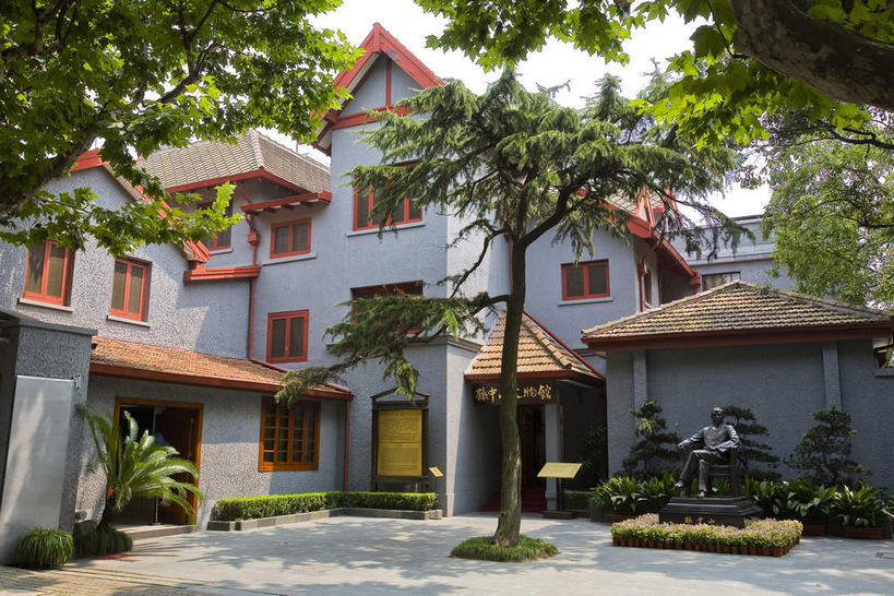 无人,家,横图,室外,白天,仰视,旅游,度假,树林,植物,窗户,标志建筑,道路,地标,建筑,路,雕塑,上海,中国,亚洲,阴影,艺术,装饰,光线,雕刻,雕像,影子,房屋,墙,屋顶,屋子,小路,交通,顶棚,娱乐,建设,楼房,玻璃窗,墙壁,墙面,住宅,树,树木,一个,绿色,天空,阳光,自然,工艺品,天,享受,休闲,旅游胜地,放松,生长,单个,成长,纪念,美术,申,主题,陈列,黄浦区,东亚,上海市,国父纪念馆,中华人民共和国,沪,华东地区,功能,美学,上海孙中山故居纪念馆,彩图,低角度拍摄,房子,孙中山故居纪念馆,香山路,莫利爱路,上海孙中山故居,上海中山故居