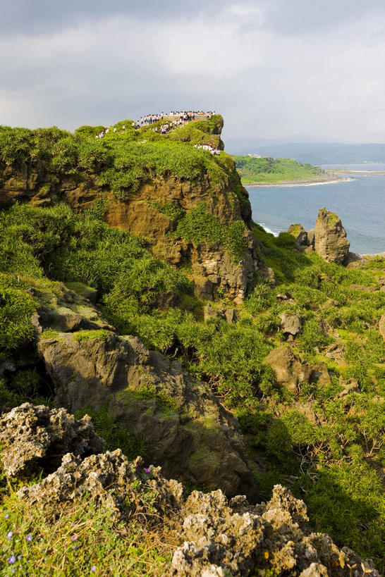 无人,竖图,俯视,室外,白天,旅游,度假,海浪,海洋,石头,美景,山,山脉,树林,峡谷,植物,台湾,中国,亚洲,阴影,光线,石子,影子,景观,浪花,山峰,云,云朵,山谷,山峦,云彩,娱乐,树,树木,蓝色,绿色,白云,蓝天,天空,阳光,自然,海水,群山,天,享受,休闲,景色,放松,生长,晴朗,成长,岩层,自然风光,海景,东亚,垦丁国家公园,屏东县,港澳台,中华人民共和国,台湾省,大海,风浪,海,海水的波动,近岸浪,石块,岩石,涌浪,晴空,彩图,高角度拍摄,屏,屏东,屏县,恒春半岛,珊瑚礁岛,台