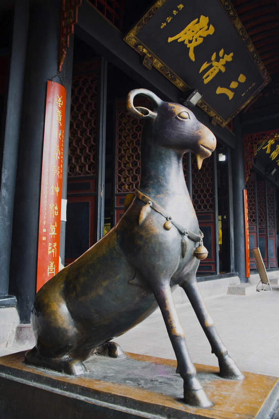 无人,寺庙,坐,竖图,室外,白天,侧面,旅游,度假,门,标志建筑,地标,建筑,野生动物,羊,雕塑,中国,亚洲,一块,戴,吊挂,悬挂,阴影,节日,艺术,装饰,反射,标志,雕刻,雕像,铃铛,牌匾,文字,影子,柱子,字符,墙,燃烧,挂,注视,文化,娱乐,标识,建设,墙壁,墙面,一个,一只,动物,香火,工艺品,门框,庙宇,观察,看,祈祷,享受,休闲,健康,汉字,旅游胜地,放松,可爱,许愿,宗教,信仰,四川省,活泼,单个,观看,纪念,祈求,美术,戴着,察看,关注,中文,主题,陈列,东亚,四川,成都,成都市,中华人民共和国,省会,西南地区,功能,美学,国文,华文,川,青羊宫,青羊区,平安,山羊,坐着,彩图,全身,庙,寺,铜雕