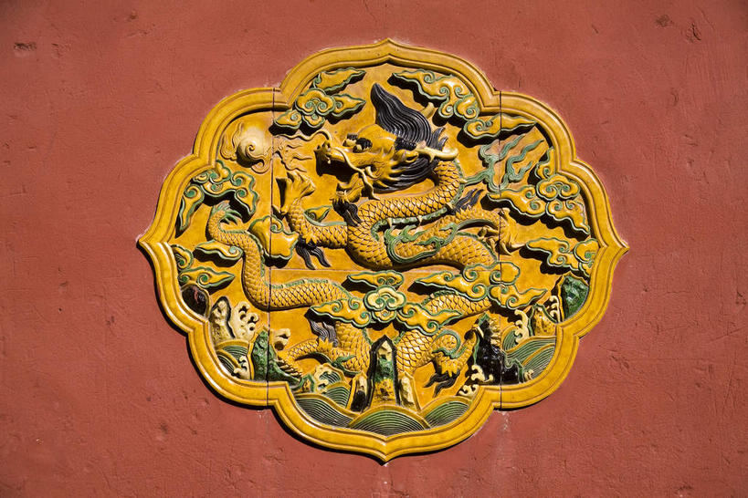 无人,故宫,宫殿,横图,室外,白天,正面,旅游,度假,绘画,成功,名胜古迹,标志建筑,地标,建筑,雕塑,北京,中国,亚洲,阴影,遗迹,艺术,装饰,光线,龙,雕刻,雕像,浮雕,影子,墙,云,云朵,褐色,首都,云彩,古迹,文化,文物,娱乐,建设,古建筑,墙壁,墙面,祥云,黄色,白云,阳光,工艺品,紫禁城,享受,休闲,旅游胜地,放松,纪念,美术,吉祥,宫廷,高贵,主题,图腾,传说,陈列,古文明,东亚,中华人民共和国,东城区,北京市,京,北平,华北地区,功能,美学,吉利,祥瑞,灵兽,二龙戏珠,权势,尊荣,王宫,幸运,画画,彩图,全身,故宫博物院,皇宫,浅浮雕,北京紫禁城,北京故宫,龙珠