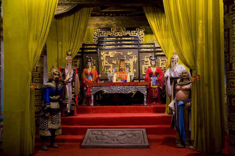 东方人,一个人,无人,寺庙,站,坐,横图,室内,白天,正面,旅游,度假,名胜古迹,窗帘,地毯,楼梯,桌面,桌子,标志建筑,地标,建筑,雕塑,中国,亚洲,仅一个男性,仅一个人,仅一个中年男性,服装,节日,遗迹,艺术,装饰,编织,雕刻,雕像,手工艺品,阶梯,织物,燃烧,黄种人,古迹,文化,文物,娱乐,建设,古建筑,台阶,衣服,黄色,红色,帘子,香火,工艺品,庙宇,祈祷,站着,享受,休闲,健康,遮阳,旅游胜地,放松,许愿,宗教,服饰,祠堂,信仰,四川省,纪念,华丽,修饰,祈求,美术,点缀,衣着,穿着,主题,陈列,祠庙,古文明,东亚,四川,成都,成都市,中华人民共和国,省会,西南地区,功能,美学,衬托,美观,雅致,雅观,川,衣饰,武侯祠,平安,男人,男性,中年男性,亚洲人,站立,坐着,彩图,全身,庙,寺,君臣合祀祠庙