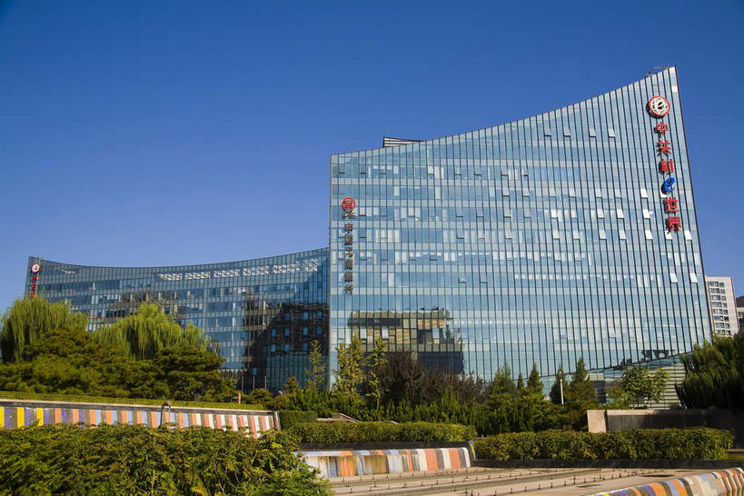 无人,高楼大厦,横图,室外,白天,仰视,旅游,度假,植物,窗户,落地窗,标志建筑,大厦,地标,建筑,摩天大楼,北京,中国,亚洲,一排,许多,阴影,整齐,并列,并排,光线,标志,文字,影子,字符,首都,很多,娱乐,标识,建设,玻璃窗,树,树木,排列,红色,蓝色,绿色,倒影,蓝天,天空,阳光,自然,天,享受,休闲,汉字,旅游胜地,放松,生长,晴朗,成长,倒映,队列,中文,平行,玻璃幕墙,东亚,海淀区,中关村,万里无云,中华人民共和国,北京市,京,北平,华北地区,国文,华文,反照,晴空,晴空万里,彩图,低角度拍摄,大楼,高层建筑,高楼,摩天楼,国家自主创新示范区,中关村科技园,中关村E世界,中关村西区