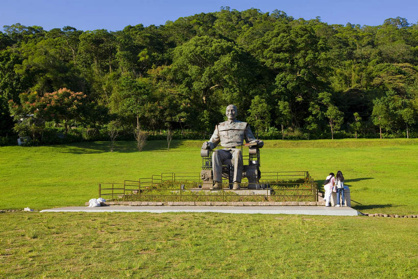 东方人,一个人,无人,坐,横图,室外,白天,正面,度假,草地,草坪,美景,植物,城市风光,城市,椅子,雕塑,台湾,中国,亚洲,仅一个男性,仅一个人,阴影,服装,艺术,装饰,光线,雕刻,雕像,影子,木椅,景观,黄种人,娱乐,草,树,树木,一个,衣服,蓝色,绿色,蓝天,天空,阳光,自然,工艺品,天,仅一个老年男性,享受,休闲,景色,放松,服饰,生长,晴朗,单个,成长,纪念,美术,蒋介石,衣着,总统,穿着,主题,陈列,东亚,桃园县,万里无云,港澳台,中华人民共和国,功能,美学,台湾省,衣饰,老年男性,男人,男性,亚洲人,晴空,晴空万里,坐着,彩图,桃园,校长,台,委员长,志清,瑞元,蒋中正