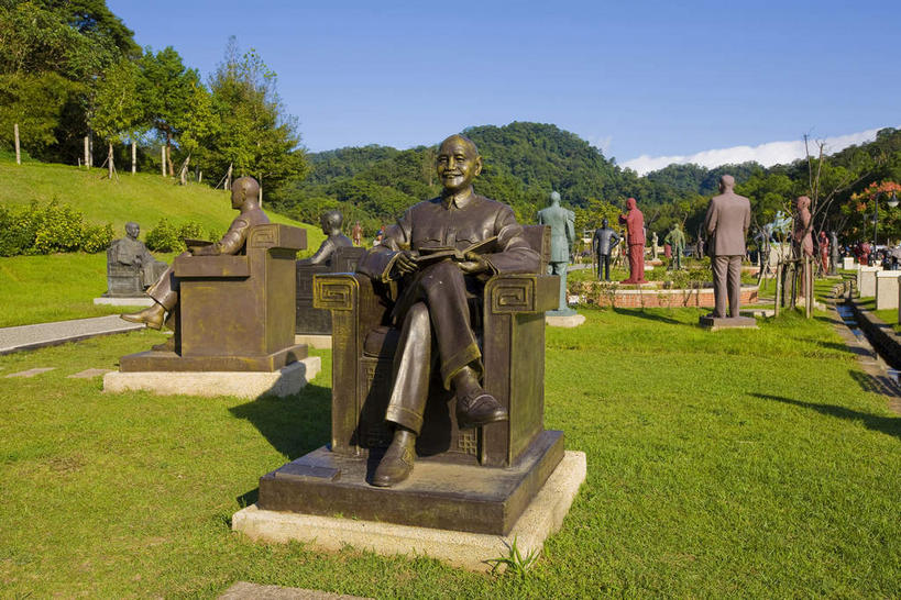 东方人,一个人,无人,站,坐,横图,室外,白天,正面,度假,草地,草坪,美景,植物,城市风光,城市,椅子,雕塑,台湾,中国,亚洲,仅一个男性,仅一个人,一排,许多,阴影,服装,艺术,整齐,装饰,并列,并排,光线,雕刻,雕像,影子,木椅,景观,很多,黄种人,娱乐,草,树,树木,排列,衣服,蓝色,绿色,蓝天,天空,阳光,自然,工艺品,天,站着,仅一个老年男性,享受,休闲,景色,放松,服饰,生长,晴朗,成长,纪念,美术,蒋介石,衣着,总统,穿着,队列,主题,平行,陈列,东亚,桃园县,万里无云,港澳台,中华人民共和国,功能,美学,台湾省,衣饰,老年男性,男人,男性,亚洲人,晴空,晴空万里,站立,坐着,彩图,桃园,校长,台,委员长,志清,瑞元,蒋中正