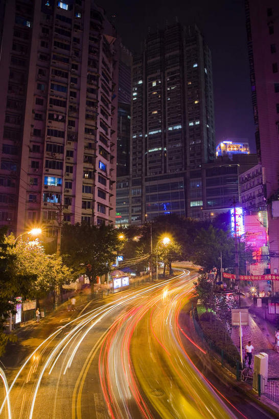 无人,高楼大厦,竖图,彩色,室外,夜晚,长时间曝光,仰视,度假,美景,树林,植物,窗户,城市风光,城市,大厦,道路,建筑,路,路灯,摩天大楼,霓虹灯,公路,汽车,重庆,中国,亚洲,一排,许多,阴影,整齐,光线,影子,墙,景观,灯光,七彩,交通,很多,娱乐,光源,建设,霓虹,玻璃窗,墙壁,墙面,车,灯,树,树木,排列,绿色,自然,交通工具,轿车,享受,休闲,景色,放松,生长,成长,照明设备,队列,载具,曝光,东亚,中华人民共和国,西南地区,氖灯,重庆市,渝,马路,彩图,低角度拍摄,大楼,高层建筑,高楼,摩天楼