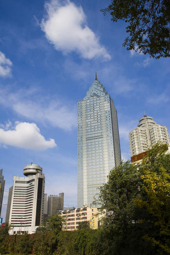 无人,宾馆,高楼大厦,竖图,室外,白天,仰视,度假,美景,树林,植物,窗户,落地窗,城市风光,城市,大厦,建筑,酒店,摩天大楼,中国,亚洲,一排,许多,阴影,整齐,并列,并排,光线,影子,景观,云,云朵,很多,云彩,娱乐,建设,玻璃窗,树,树木,排列,蓝色,绿色,白云,蓝天,天空,阳光,自然,天,享受,休闲,景色,放松,生长,晴朗,成长,酒家,旅社,队列,平行,玻璃幕墙,东亚,乌鲁木齐,新疆,首府,中华人民共和国,乌鲁木齐市,新疆维吾尔自治区,西北地区,晴空,彩图,低角度拍摄,大楼,高层建筑,高楼,客店,客栈,旅店,旅馆,摩天楼,商旅,天山区,新,乌鲁木齐假日大酒店,新疆乌鲁木齐中天广场,中天广场