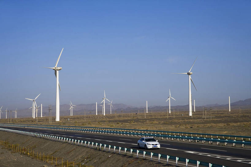 无人,工厂,栏杆,横图,室外,白天,正面,旅游,度假,农业,风能,技术,风力发电机,美景,植物,道路,路,公路,汽车,风车,中国,亚洲,一辆,一排,许多,阴影,环保,枯萎,整齐,电力,光线,科学,影子,景观,围栏,枯草,交通,很多,娱乐,设备,护栏,车,草,排列,黄色,蓝色,白色,蓝天,天空,阳光,自然,交通工具,轿车,天,享受,休闲,发电,机械,发电厂,发电站,景色,放松,工业,能源,晴朗,回收,资源,风力机,队列,自然风光,载具,能量,利用,低碳,东亚,循环,乌鲁木齐,新疆,万里无云,首府,中华人民共和国,乌鲁木齐市,新疆维吾尔自治区,西北地区,持续,风力发电,风力涡轮机,晴空,晴空万里,马路,彩图,制造厂,生产工厂,新,风电厂,风力发电厂,达坂城,达坂城区