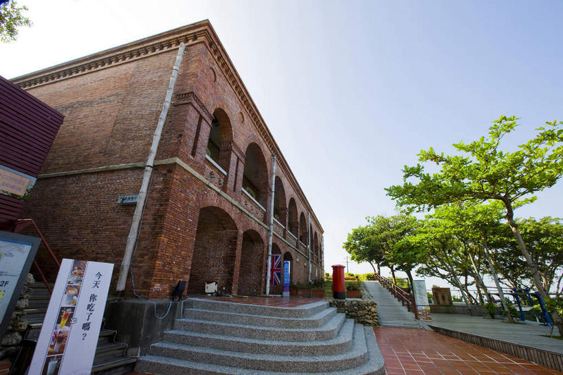 无人,家,栏杆,露台,横图,室外,白天,仰视,度假,建材,美景,树林,植物,楼梯,阳台,城市风光,城市,道路,建筑,路,台湾,中国,亚洲,一排,许多,阴影,整齐,光线,信息,材料,扶手,影子,柱子,砖,砖块,房屋,阶梯,墙,屋子,景观,云,云朵,小路,交通,很多,云彩,娱乐,护栏,楼房,海报,广告,墙壁,墙面,台阶,住宅,树,树木,排列,蓝色,绿色,白云,蓝天,天空,阳光,自然,天,享受,休闲,砖头,景色,放松,建造,生长,晴朗,成长,队列,宣传,东亚,英国领事馆,高雄市,港澳台,中华人民共和国,台湾省,高雄,石料,晴空,彩图,低角度拍摄,房子,露天阳台,鼓山区,打狗英国领事馆,砌墙砖,招贴,台,前清打狗英国领事馆