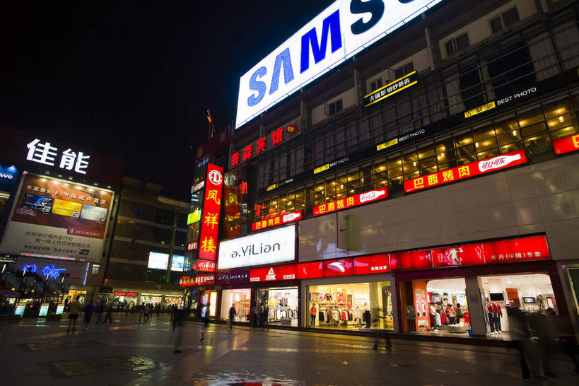 东方人,商店,站,横图,室外,夜晚,仰视,购物,度假,消费,美景,窗户,落地窗,城市风光,超市,城市,橱窗,道路,路,商场,公路,中国,亚洲,行人,阴影,服装,光线,信息,英文,标志,文字,影子,字符,字母,墙,景观,灯光,交通,许多人,注视,休闲装,黄种人,娱乐,标识,海报,路人,玻璃窗,广告,墙壁,墙面,衣服,观察,看,站着,一群人,享受,休闲,休闲服,汉字,景色,放松,金融,百货,服饰,四川省,观看,英文字母,察看,关注,中文,宣传,选购,贸易,百货公司,东亚,玻璃橱窗,四川,成都,成都市,中华人民共和国,省会,西南地区,血拼,国文,华文,春熙路,川,过客,男人,男性,年轻男性,年轻女性,女人,女性,亚洲人,马路,站立,半身,彩图,低角度拍摄,购物商场,购物中心,商业中心,锦江区,招贴