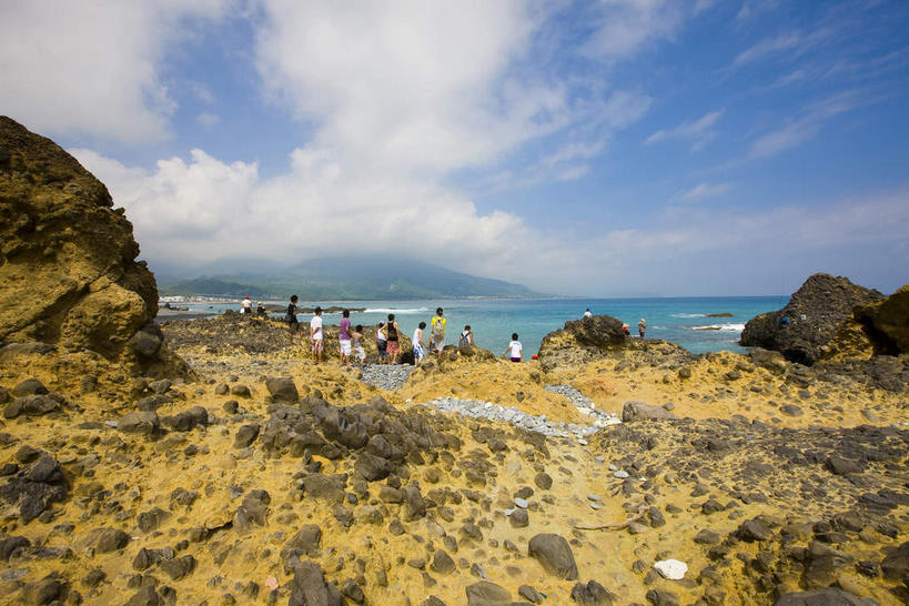 站,横图,室外,白天,正面,旅游,度假,海浪,海洋,石头,美景,沙滩,台湾,中国,亚洲,行人,游客,游人,阴影,服装,光线,沙子,石子,影子,海岸,景观,浪花,云,云朵,沙地,许多人,云彩,注视,休闲装,娱乐,路人,旅客,衣服,蓝色,白云,蓝天,天空,阳光,自然,海水,天,观察,看,站着,一群人,享受,休闲,休闲服,景色,放松,服饰,晴朗,观看,察看,关注,自然风光,海景,东亚,台东县,三仙台,港澳台,中华人民共和国,台湾省,过客,男人,男性,年轻男性,年轻女性,女人,女性,大海,风浪,海,海水的波动,海滩,近岸浪,石块,岩石,涌浪,晴空,站立,彩图,全身,成功镇,台东,台