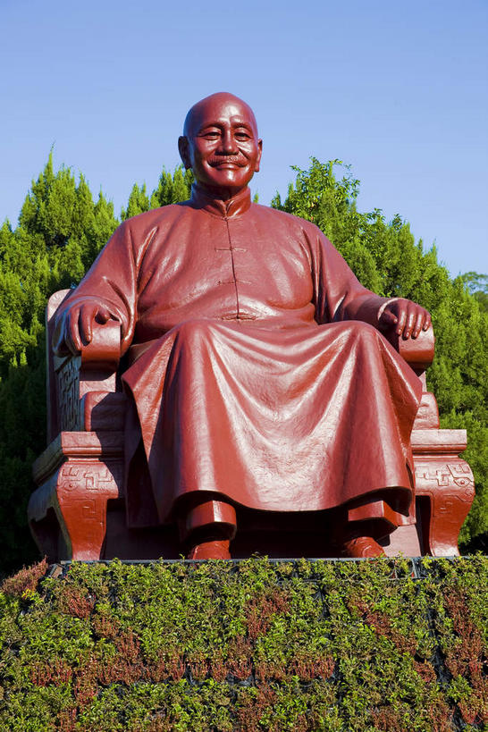 东方人,一个人,无人,坐,笑,微笑,露齿笑,竖图,室外,白天,正面,民族服装,度假,美景,树林,植物,城市风光,城市,椅子,雕塑,台湾,中国,亚洲,仅一个男性,仅一个人,仅一个中年男性,一张,阴影,服装,艺术,装饰,盛开,光线,雕刻,雕像,影子,木椅,景观,花蕾,注视,黄种人,娱乐,花,花瓣,花朵,鲜花,树,树木,一个,衣服,红色,蓝色,绿色,蓝天,天空,阳光,自然,工艺品,天,花苞,花蕊,观察,看,享受,休闲,景色,放松,服饰,生长,晴朗,单个,成长,观看,纪念,美术,察看,蒋介石,衣着,总统,穿着,关注,主题,陈列,东亚,桃园县,万里无云,港澳台,中华人民共和国,功能,美学,台湾省,衣饰,男人,男性,中年男性,亚洲人,晴空,晴空万里,坐着,彩图,全身,传统服装,民俗服,桃园,校长,台,委员长,志清,瑞元,蒋中正