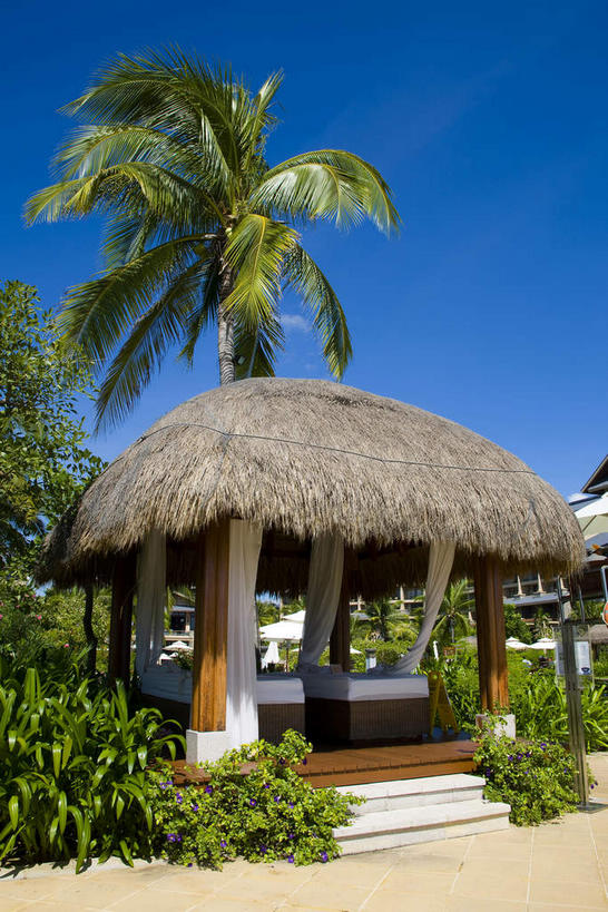 无人,宾馆,家,竖图,室外,白天,仰视,度假,美景,植物,窗帘,床,楼梯,城市风光,城市,酒店,棕榈树,叶子,三亚,中国,亚洲,两张,阴影,装饰,光线,影子,房屋,阶梯,亭子,屋子,草屋,景观,绿叶,床单,海湾,娱乐,被子,台阶,住宅,树,树木,海南,蓝色,绿色,蓝天,天空,阳光,自然,帘子,凉亭,茅草屋,天,享受,休闲,嫩叶,遮阳,景色,放松,单人床,海南省,生长,晴朗,成长,酒家,华丽,修饰,旅社,点缀,被单,东亚,棕榈叶,三亚市,万里无云,中华人民共和国,华南地区,衬托,美观,雅致,雅观,琼,叶,叶片,晴空,晴空万里,棕树,棕榈,彩图,低角度拍摄,房子,客店,客栈,旅店,旅馆,茅舍,茅屋,小屋,亚龙湾,商旅,亚龙湾国家旅游度假区,金茂三亚丽思卡尔顿酒店