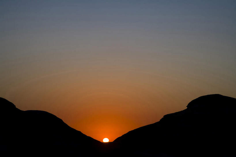 无人,横图,室外,白天,仰视,旅游,度假,美景,日落,山,山脉,中国,亚洲,景观,山峰,晚霞,霞光,落日,山峦,背光,娱乐,自然,黄昏,群山,享受,休闲,景色,彩霞,放松,自然风光,逆光,东亚,新疆,阿勒泰地区,伊犁,中华人民共和国,新疆维吾尔自治区,西北地区,伊犁哈萨克自治州,夕照,薄暮,夕阳,彩图,低角度拍摄,傍晚,斜阳,新,阿勒泰五彩城,富蕴,富蕴县,新疆五彩城