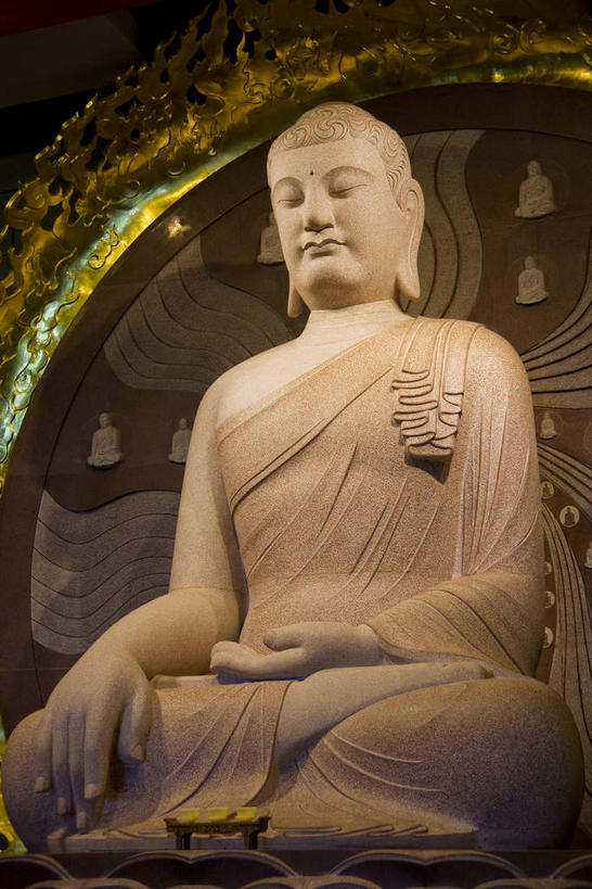 东方人,一个人,无人,坐,闭眼,盘腿,竖图,室内,白天,正面,雕塑,亚洲,仅一个男性,仅一个人,仅一个中年男性,阴影,节日,艺术,装饰,光线,雕刻,雕像,影子,灯光,黄种人,文化,一个,工艺品,祈祷,健康,搭,许愿,宗教,佛教,信仰,单个,纪念,祈求,美术,搭着,主题,陈列,佛祖,佛陀,袈裟,功能,美学,释教,法衣,圣人,佛教创始者,乔达摩.悉达多,如来佛祖,释迦佛,释迦牟尼,我佛如来,平安,男人,男性,中年男性,亚洲人,闭眼睛,闭着眼,闭着眼睛,盘腿而坐,盘膝,盘着腿的,盘着腿坐,双腿交叉,坐着,彩图,全身,加沙,迦逻沙曳,迦沙,袈裟野,莲服,僧衣