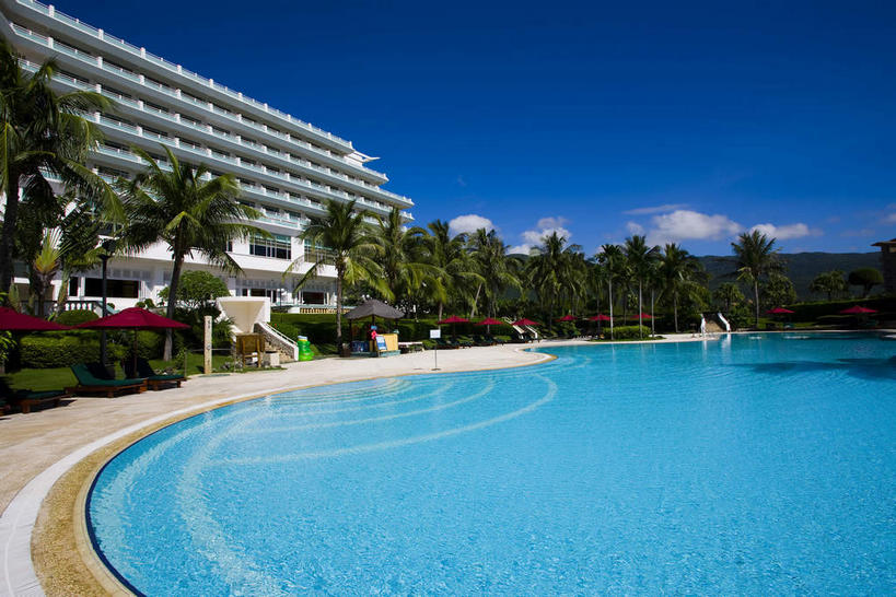 无人,游泳池,宾馆,横图,室外,白天,正面,旅游,度假,水,植物,标志建筑,地标,建筑,酒店,棕榈树,叶子,三亚,中国,亚洲,阴影,光线,影子,柱子,水池,水面,云,云朵,绿叶,海湾,云彩,娱乐,建设,泳池,树,树木,海南,蓝色,绿色,白云,倒影,蓝天,天空,阳光,自然,天,享受,休闲,嫩叶,旅游胜地,放松,海南省,生长,晴朗,成长,酒家,旅社,倒映,东亚,棕榈叶,三亚市,中华人民共和国,华南地区,琼,反照,叶,叶片,晴空,棕树,棕榈,彩图,客店,客栈,旅店,旅馆,亚龙湾,商旅,亚龙湾国家旅游度假区,三亚凯莱度假酒店