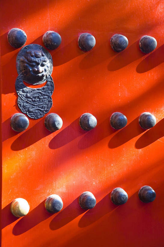 无人,故宫,宫殿,竖图,室外,白天,正面,旅游,度假,名胜古迹,门,标志建筑,地标,建筑,北京,中国,亚洲,一排,许多,阴影,遗迹,整齐,装饰,并列,并排,光线,影子,首都,很多,古迹,文物,娱乐,建设,古建筑,排列,一个,红色,阳光,把手,门把手,门框,紫禁城,享受,休闲,旅游胜地,放松,单个,华丽,修饰,门把,点缀,宫廷,队列,平行,古文明,东亚,中华人民共和国,东城区,北京市,京,北平,华北地区,衬托,美观,雅致,雅观,王宫,拉手,彩图,故宫博物院,皇宫,北京紫禁城,北京故宫,加固,门钉