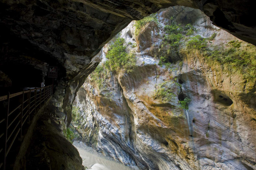 无人,公园,横图,室外,白天,正面,旅游,度假,石头,美景,山,山脉,峡谷,台湾,中国,亚洲,阴影,光线,石子,影子,洞,景观,山峰,悬崖,青苔,苔藓,山谷,山峦,娱乐,阳光,自然,群山,享受,休闲,景色,放松,洞穴,国家公园,岩层,自然风光,东亚,花莲县,南投县,穴,港澳台,中华人民共和国,绝壁,台湾省,台中,台中市,太鲁阁国家公园,花莲,南投,石块,岩石,彩图,次高太鲁阁国立公园,台