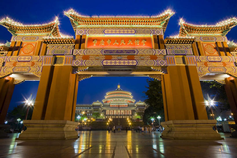 无人,家,横图,室外,夜晚,仰视,旅游,度假,植物,标志建筑,道路,地标,建筑,路,重庆,中国,亚洲,阴影,光线,瓦片,影子,柱子,房屋,屋檐,屋子,牌坊,牌楼,小路,灯光,交通,文化,娱乐,建设,楼房,檐,住宅,树,树木,绿色,倒影,自然,享受,休闲,旅游胜地,放松,生长,成长,纪念,祭祀,倒映,表彰,荣誉,东亚,渝中区,中华人民共和国,西南地区,荣耀,重庆市,渝,反照,彩图,低角度拍摄,房子,传统文化,重庆人民大礼堂