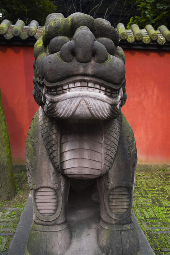 无人,坐,竖图,室外,白天,正面,旅游,度假,草地,草坪,名胜古迹,植物,标志建筑,地标,建筑,哺乳动物,野生动物,狮子,雕塑,中国,亚洲,阴影,辟邪,遗迹,艺术,装饰,光线,雕刻,雕像,瓦片,影子,墙,屋檐,古迹,文化,文物,娱乐,建设,古建筑,石雕,檐,墙壁,墙面,草,树,树木,一个,红色,绿色,阳光,自然,动物,工艺品,石狮,祈祷,享受,休闲,健康,旅游胜地,放松,许愿,祠堂,四川省,生长,单个,成长,纪念,祈求,美术,主题,凶猛,陈列,祠庙,古文明,东亚,四川,成都,成都市,中华人民共和国,省会,西南地区,功能,美学,驱邪,祛邪,避邪,川,守护神,武侯祠,残暴,平安,凶残,坐着,彩图,全身,君臣合祀祠庙