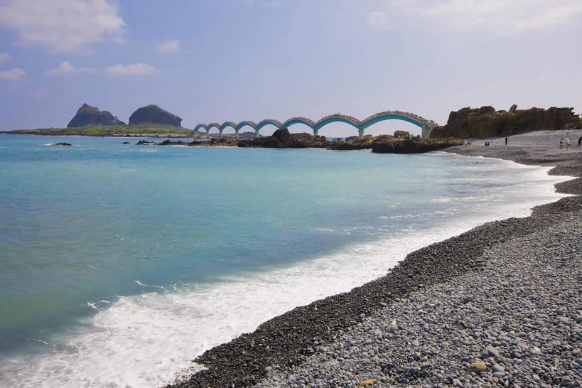 无人,横图,室外,白天,正面,旅游,度假,海浪,海洋,礁石,石头,美景,植物,大桥,桥梁,台湾,中国,亚洲,阴影,光线,石子,影子,景观,浪花,云,云朵,桥,云彩,娱乐,树,树木,蓝色,绿色,白云,蓝天,天空,阳光,自然,海水,天,享受,休闲,景色,放松,生长,晴朗,成长,自然风光,海景,东亚,跨线桥,台东县,三仙台,港澳台,中华人民共和国,台湾省,大海,风浪,海,海水的波动,礁,近岸浪,石块,岩石,涌浪,晴空,彩图,成功镇,台东,台