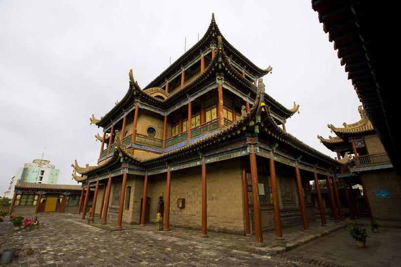 无人,寺庙,横图,室外,白天,仰视,旅游,度假,名胜古迹,标志建筑,道路,地标,建筑,路,中国,亚洲,节日,遗迹,瓦片,柱子,屋檐,乌云,云,阴天,云朵,小路,交通,燃烧,云彩,古迹,文化,文物,娱乐,建设,古建筑,檐,天空,香火,庙宇,天,祈祷,享受,休闲,健康,旅游胜地,放松,许愿,宗教,信仰,纪念,祈求,昏暗,阴沉,古文明,东亚,宁夏,高庙,中卫,中华人民共和国,西北地区,宁夏回族自治区,宁,中卫市,平安,彩图,低角度拍摄,庙,寺,飞檐