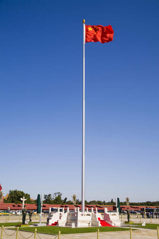 东方人,栏杆,站,竖图,室外,白天,仰视,制服,度假,草地,美景,树林,植物,楼梯,城市风光,城市,旗帜,国旗,北京,天安门广场,中国,亚洲,一面,行人,游客,游人,吊挂,悬挂,阴影,服装,漂浮,装饰,光线,旗杆,影子,柱子,阶梯,景观,围栏,首都,许多人,挂,注视,休闲装,黄种人,娱乐,华表,护栏,五星红旗,路人,旅客,石柱,台阶,草,树,树木,衣服,红色,蓝色,绿色,蓝天,天空,阳光,自然,天,观察,看,站着,一群人,享受,休闲,休闲服,景色,放松,服饰,生长,晴朗,成长,观看,军人,华丽,修饰,漂流,点缀,察看,军装,关注,军服,中国国旗,东亚,万里无云,中华人民共和国,东城区,北京市,京,北平,华北地区,衬托,美观,雅致,雅观,流浪,流落,流散,漂泊,飘泊,飘流,过客,男人,男性,年轻男性,年轻女性,女人,女性,亚洲人,旗,晴空,晴空万里,站立,半身,彩图,低角度拍摄,红地五星旗,中华人民共和国国旗,桓表