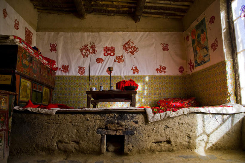 无人,家,横图,室内,白天,仰视,绘画,床,柜子,卧室,桌面,桌子,照明,阴影,花纹,艺术,反射,木制,标志,布,图案,文字,影子,字符,陶瓷,房屋,木桌,墙,双人床,屋子,乡村,农村,灯光,床单,陶瓷制品,储物柜,古典,布纹,文化,被子,标识,楼房,墙壁,墙面,住宅,玻璃制品,灯,酒瓶,一个,红色,玻璃瓶,木制品,瓶子,容器,工艺品,灯具,碗,村庄,品味,汉字,单个,储藏,布匹,村落,照亮,美术,高雅,被单,照明设备,储存,中文,挂画,油灯,美学,国文,华文,屯子,墟落,储备,蕴藏,贮备,装饰画,彩图,低角度拍摄,房子,睡房,卧房,木桌子,贮存