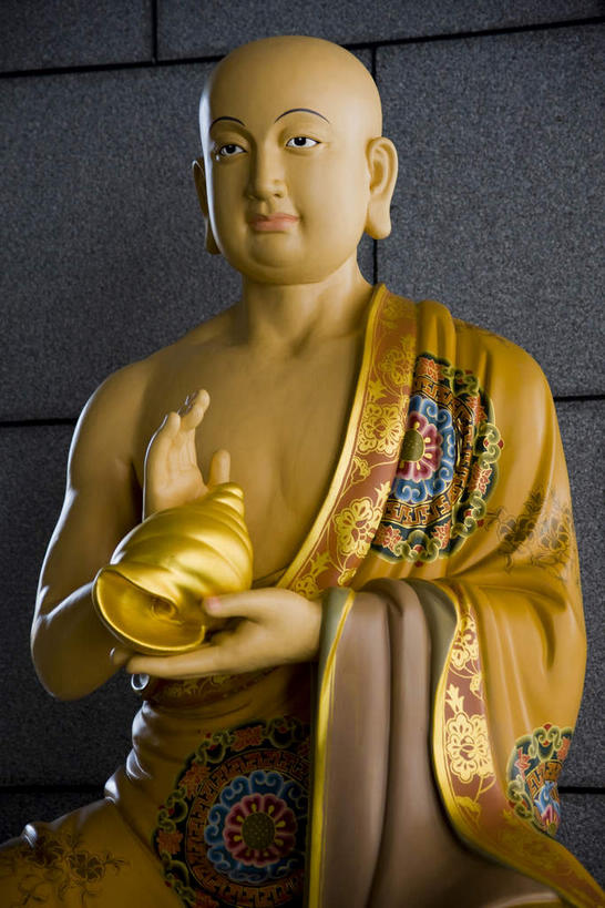 东方人,秃头,一个人,无人,和尚,坐,捧,笑,微笑,竖图,室内,白天,正面,雕塑,亚洲,仅一个男性,仅一个人,阴影,艺术,装饰,反射,纹路,雕刻,雕像,纹理,影子,墙,海螺,注视,黄种人,海洋生物,墙壁,墙面,仅一个年轻男性,一个,工艺品,观察,看,手势,金色,单个,观看,纪念,华丽,修饰,软体动物,峨螺,美术,点缀,察看,关注,水生动物,主题,水生物,陈列,海底动物,袈裟,肌理,功能,美学,衬托,美观,雅致,雅观,法衣,男人,男性,年轻男性,亚洲人,光头,无发,比丘,高僧,僧,僧侣,僧人,沙弥,修行僧,端,端着,捧着,手捧,坐着,半身,彩图,加沙,迦逻沙曳,迦沙,袈裟野,莲服,打手势,僧衣