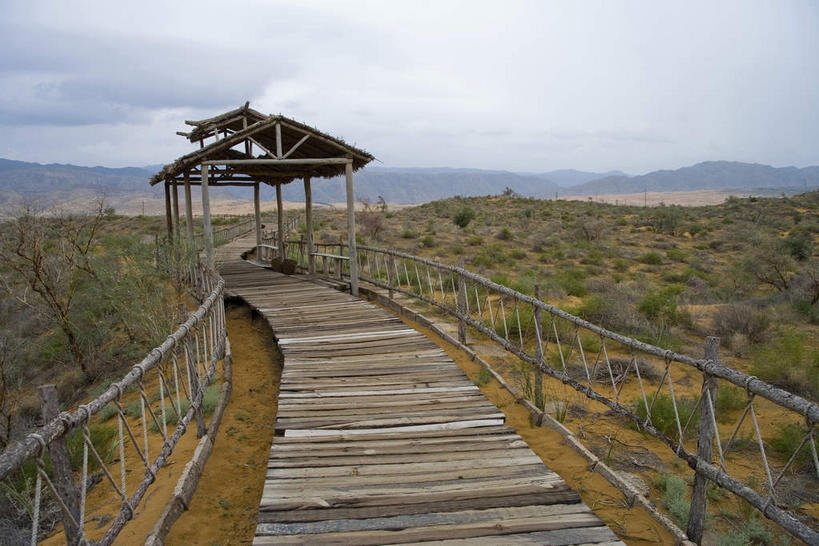 无人,栏杆,横图,室外,白天,正面,旅游,度假,草地,草原,美景,山,山脉,植物,中国,亚洲,木板,柱子,亭子,景观,旷野,山峰,乌云,云,阴天,云朵,围栏,桥,木桥,山峦,云彩,娱乐,护栏,栈桥,草,绿色,天空,自然,凉亭,群山,天,享受,休闲,景色,放松,人行桥,木板桥,昏暗,阴沉,自然风光,原野,东亚,宁夏,中华人民共和国,西北地区,宁夏回族自治区,宁,彩图
