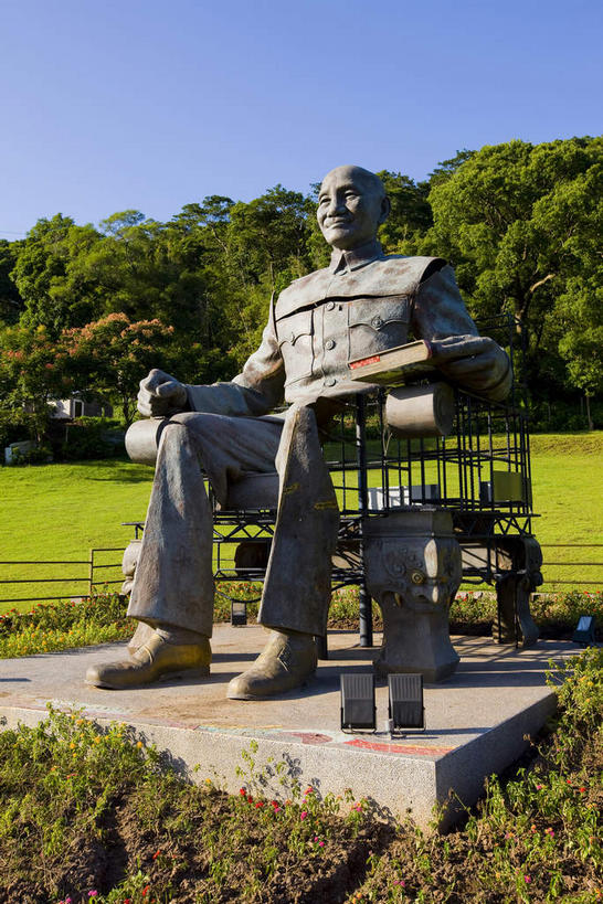 东方人,一个人,无人,坐,笑,微笑,竖图,室外,白天,侧面,度假,草地,草坪,美景,植物,城市风光,城市,椅子,雕塑,台湾,中国,亚洲,仅一个男性,仅一个人,仅一个中年男性,一张,阴影,服装,艺术,装饰,光线,雕刻,雕像,影子,木椅,景观,注视,黄种人,娱乐,草,树,树木,衣服,蓝色,绿色,蓝天,天空,阳光,自然,工艺品,天,观察,看,享受,休闲,景色,放松,搭,服饰,生长,晴朗,成长,观看,纪念,美术,察看,蒋介石,衣着,总统,穿着,搭着,关注,主题,陈列,东亚,桃园县,万里无云,港澳台,中华人民共和国,功能,美学,台湾省,衣饰,男人,男性,中年男性,亚洲人,晴空,晴空万里,坐着,彩图,全身,桃园,校长,台,委员长,志清,瑞元,蒋中正