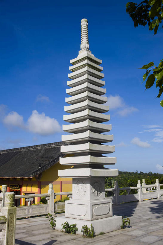 无人,寺庙,栏杆,竖图,室外,白天,仰视,旅游,度假,名胜古迹,树林,植物,门,标志建筑,道路,地标,建筑,路,中国,亚洲,阴影,节日,遗迹,光线,影子,墙,屋顶,云,云朵,围栏,小路,塔,交通,燃烧,云彩,顶棚,古迹,文化,文物,娱乐,建设,古建筑,护栏,墙壁,墙面,石板路,树,树木,海南,黄色,蓝色,绿色,白云,蓝天,天空,阳光,自然,香火,门框,庙宇,天,祈祷,享受,休闲,健康,旅游胜地,放松,许愿,宗教,海南省,信仰,生长,晴朗,成长,纪念,祈求,古文明,东亚,中华人民共和国,华南地区,琼,平安,晴空,彩图,低角度拍摄,庙,寺,博鳌,博鳌镇,琼东,琼海,琼海市,博鳌禅寺