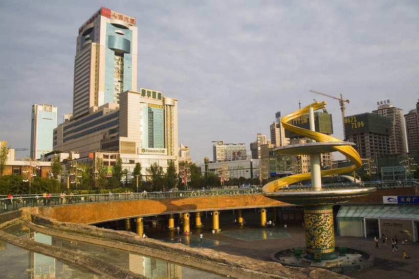 无人,高楼大厦,商店,横图,室外,白天,仰视,购物,度假,消费,技术,美景,树林,植物,窗户,城市风光,超市,城市,大桥,大厦,道路,建筑,立交桥,路,摩天大楼,桥梁,商场,公路,雕塑,中国,亚洲,艺术,装饰,标志,雕刻,雕像,文字,字符,墙,景观,乌云,云,阴天,云朵,高架,桥,交通,云彩,娱乐,设备,标识,建设,玻璃窗,墙壁,墙面,树,树木,施工,绿色,天空,自然,工艺品,建筑工地,天,享受,休闲,机械,起重机,汉字,景色,放松,金融,百货,四川省,生长,成长,纪念,吊机,美术,工程,昏暗,阴沉,中文,主题,高架桥,陈列,选购,塔吊,贸易,百货公司,东亚,四川,成都,成都市,高架道路,跨线桥,中华人民共和国,省会,西南地区,功能,美学,血拼,国文,华文,川,地盘,建筑地盘,施工地盘,立体交叉桥,马路,彩图,低角度拍摄,大楼,高层建筑,高楼,工地,购物商场,购物中心,摩天楼,商业中心,锦江区,枢纽立交,系统立交桥,太平洋百货,标准节,塔式起重机,成都摩尔百货实业有限公司,天府广场