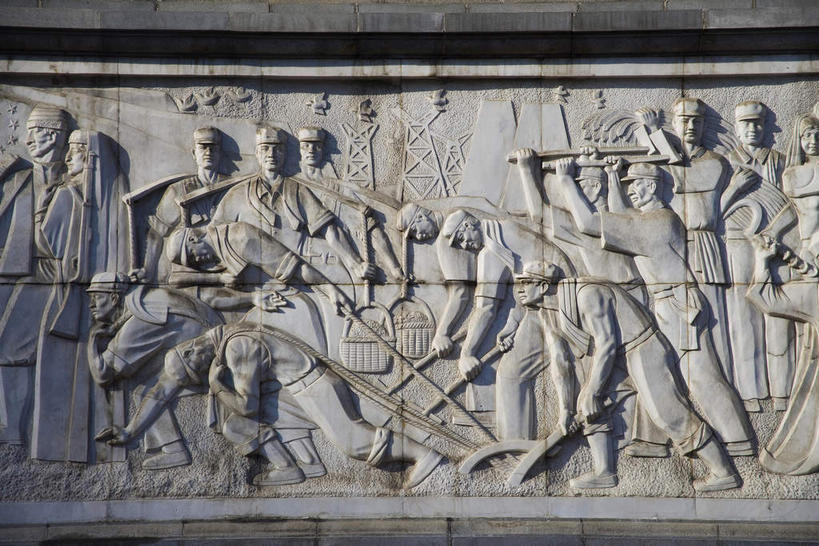 东方人,无人,公园,站,拉,举,横图,室外,白天,侧面,度假,绘画,美景,植物,城市风光,城市,帽子,金属制品,雕塑,中国,亚洲,弯腰,握,阴影,服装,艺术,装饰,光线,金属,雕刻,雕像,浮雕,工具,影子,墙,景观,许多人,拿,拿着,注视,休闲装,黄种人,文化,娱乐,墙壁,墙面,树,树木,衣服,绿色,阳光,自然,绳子,工艺品,观察,看,托,站着,一群人,享受,休闲,休闲服,景色,放松,握着,服饰,生长,成长,观看,纪念,绳索,美术,挖掘,察看,锄,锄头,关注,主题,陈列,东亚,农具,乌鲁木齐,新疆,首府,中华人民共和国,功能,美学,弯身,乌鲁木齐市,新疆维吾尔自治区,西北地区,耕具,开掘,发掘,开垦,男人,男性,年轻男性,年轻女性,女人,女性,亚洲人,画画,举起,举手,举着,向上举,向上伸,向上托,站立,半身,彩图,浅浮雕,天山区,新,同乐公园,乌鲁木齐人民公园,西公园