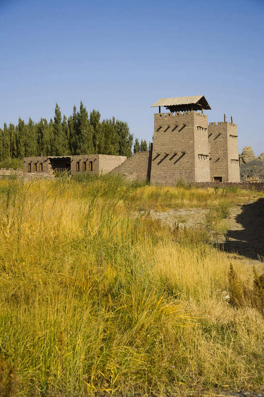 无人,家,栏杆,竖图,室外,白天,正面,度假,建材,草地,草坪,美景,植物,窗户,楼梯,城市风光,城市,建筑,中国,亚洲,一排,许多,阴影,整齐,并列,并排,光线,纹路,材料,扶手,纹理,影子,砖,砖块,房屋,阶梯,墙,屋子,景观,很多,娱乐,护栏,楼房,玻璃窗,墙壁,墙面,台阶,住宅,草,树,树木,排列,蓝色,绿色,蓝天,天空,阳光,自然,天,享受,休闲,砖头,景色,放松,建造,生长,晴朗,成长,队列,平行,东亚,乌鲁木齐,新疆,万里无云,肌理,首府,中华人民共和国,乌鲁木齐市,新疆维吾尔自治区,西北地区,石料,晴空,晴空万里,彩图,房子,砌墙砖,新,达坂城,达坂城区