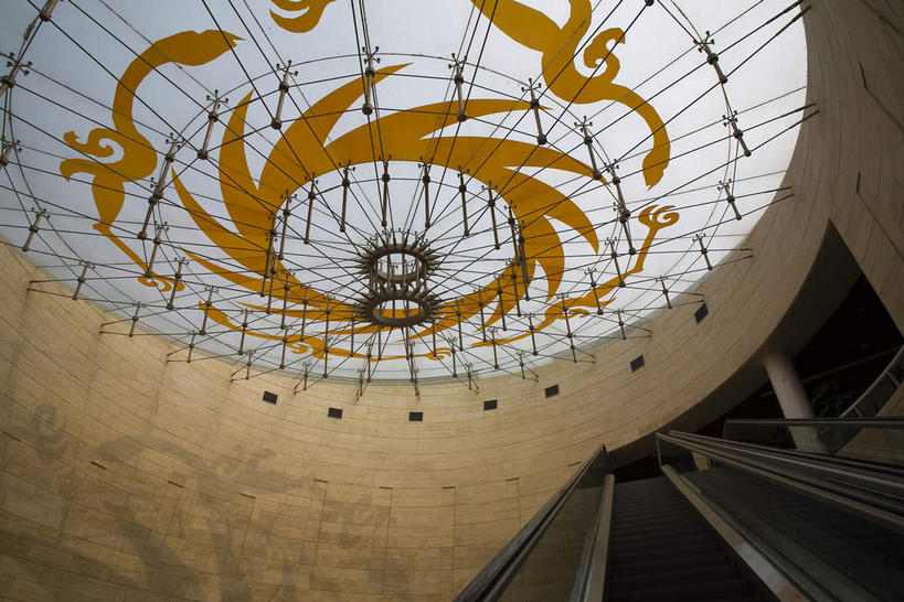 无人,横图,室外,白天,仰视,旅游,度假,名胜古迹,标志建筑,地标,电梯,建筑,雕塑,中国,亚洲,遗迹,艺术,装饰,环绕,围绕,雕刻,雕像,电动扶梯,墙,自动扶梯,运输工具,环抱,古迹,文物,娱乐,建设,古建筑,废墟,架子,墙壁,墙面,工艺品,享受,休闲,旅游胜地,放松,四川省,纪念,支撑,美术,固定,主题,陈列,古文明,东亚,四川,成都,成都市,中华人民共和国,省会,西南地区,功能,美学,川,萦绕,青羊区,彩图,低角度拍摄,扶手电梯,升降设备,运输带,自动行人电梯,电扶梯,金沙遗址