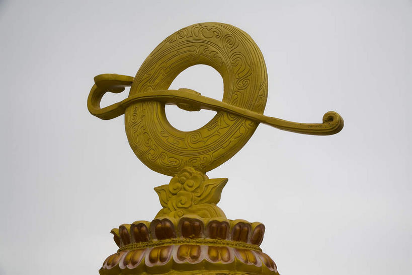 无人,横图,室外,白天,仰视,度假,美景,城市风光,城市,雕塑,峨眉山,中国,亚洲,艺术,装饰,环绕,围绕,纹路,雕刻,雕像,纹理,景观,乌云,云,阴天,云朵,云彩,环抱,娱乐,一个,天空,工艺品,天,享受,休闲,景色,放松,四川省,单个,纪念,美术,昏暗,阴沉,主题,陈列,东亚,四川,肌理,中华人民共和国,西南地区,功能,美学,川,萦绕,彩图,低角度拍摄,峨眉,峨眉山市