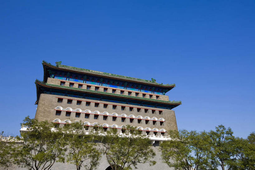 无人,横图,室外,白天,仰视,旅游,度假,名胜古迹,植物,窗户,标志建筑,地标,建筑,北京,中国,亚洲,一排,许多,阴影,遗迹,整齐,并列,并排,光线,瓦片,影子,墙,屋檐,首都,很多,古迹,文物,娱乐,建设,城墙,古建筑,檐,玻璃窗,墙壁,墙面,树,树木,排列,蓝色,绿色,蓝天,天空,阳光,自然,天,享受,休闲,旅游胜地,放松,城楼,生长,晴朗,成长,坚硬,队列,防御,平行,古文明,东亚,万里无云,中华人民共和国,北京市,京,北平,华北地区,西城区,门楼,坚固,晴空,晴空万里,彩图,低角度拍摄,大栅栏,大栅栏街