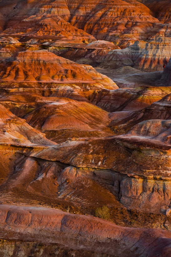 无人,竖图,俯视,室外,白天,旅游,度假,石头,美景,山,山脉,峡谷,中国,亚洲,阴影,光线,纹路,石子,纹理,影子,景观,山峰,悬崖,山谷,山峦,娱乐,阳光,自然,群山,享受,休闲,景色,放松,岩层,自然风光,东亚,新疆,肌理,中华人民共和国,绝壁,新疆维吾尔自治区,西北地区,石块,岩石,彩图,高角度拍摄,准噶尔,准噶尔盆地,新,五彩湾,准噶尔盆地五彩城