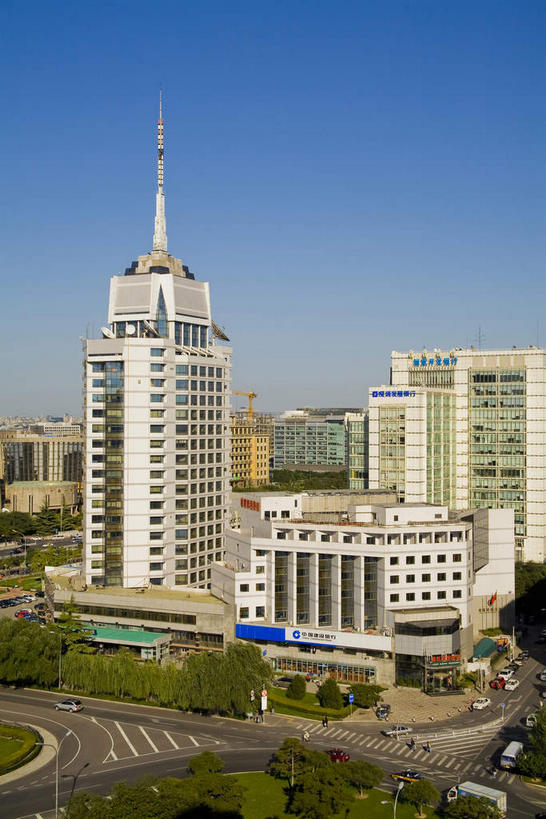 无人,家,高楼大厦,竖图,室外,白天,正面,度假,美景,植物,城市风光,城市,大厦,道路,建筑,路,摩天大楼,公路,北京,中国,亚洲,阴影,光线,影子,房屋,屋子,景观,分界线,停车线,交通,首都,娱乐,楼房,住宅,树,树木,蓝色,绿色,蓝天,天空,阳光,自然,天,享受,休闲,景色,放松,生长,晴朗,成长,车行道,车行道分界线,标线,东亚,车行线,万里无云,中华人民共和国,北京市,京,北平,华北地区,西城区,晴空,晴空万里,马路,彩图,房子,大楼,高层建筑,高楼,摩天楼,复兴门