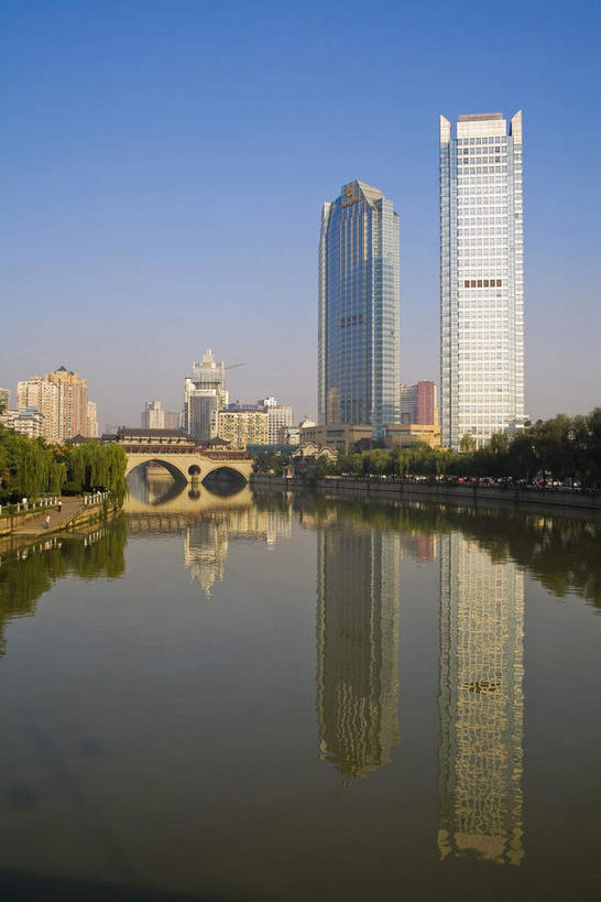 无人,高楼大厦,竖图,室外,白天,正面,旅游,度假,河流,水,植物,窗户,落地窗,标志建筑,大厦,地标,建筑,摩天大楼,中国,亚洲,一排,许多,阴影,整齐,并列,并排,光线,影子,河水,水流,很多,娱乐,建设,玻璃窗,树,树木,排列,蓝色,绿色,倒影,蓝天,天空,阳光,自然,天,享受,休闲,旅游胜地,放松,四川省,生长,晴朗,成长,倒映,队列,平行,玻璃幕墙,东亚,四川,廊桥,成都,成都市,万里无云,中华人民共和国,省会,西南地区,川,反照,蜈蚣桥,虹桥,晴空,晴空万里,彩图,大楼,高层建筑,高楼,摩天楼,安顺廊桥,安顺桥