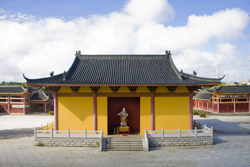 无人,寺庙,栏杆,横图,室外,白天,仰视,旅游,度假,名胜古迹,植物,标志建筑,道路,地标,建筑,路,棕榈树,叶子,中国,亚洲,阴影,节日,遗迹,光线,瓦片,影子,柱子,屋顶,屋檐,云,云朵,围栏,小路,绿叶,交通,燃烧,云彩,顶棚,古迹,文化,文物,娱乐,建设,古建筑,护栏,檐,树,树木,海南,蓝色,绿色,白云,蓝天,天空,阳光,自然,香火,庙宇,天,祈祷,享受,休闲,健康,嫩叶,旅游胜地,放松,许愿,宗教,海南省,信仰,生长,晴朗,成长,纪念,祈求,古文明,东亚,棕榈叶,中华人民共和国,华南地区,琼,平安,叶,叶片,晴空,棕树,棕榈,彩图,低角度拍摄,庙,寺,博鳌,博鳌镇,琼东,琼海,琼海市,博鳌禅寺