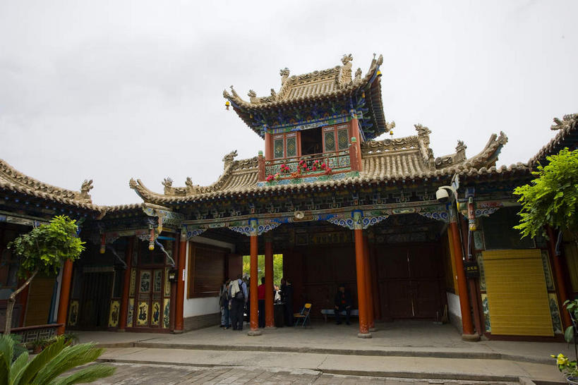 无人,寺庙,横图,室外,白天,仰视,旅游,度假,名胜古迹,标志建筑,道路,地标,建筑,路,中国,亚洲,节日,遗迹,瓦片,柱子,屋檐,乌云,云,阴天,云朵,小路,交通,燃烧,云彩,古迹,文化,文物,娱乐,建设,古建筑,檐,天空,香火,庙宇,天,祈祷,享受,休闲,健康,旅游胜地,放松,许愿,宗教,信仰,纪念,祈求,昏暗,阴沉,古文明,东亚,宁夏,高庙,中卫,中华人民共和国,西北地区,宁夏回族自治区,宁,中卫市,平安,彩图,低角度拍摄,庙,寺,飞檐