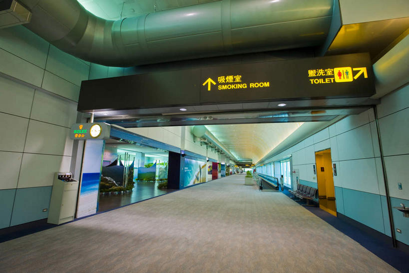 无人,机场,横图,室内,白天,正面,旅游,度假,标志建筑,地标,飞机场,建筑,指示牌,台湾,中国,亚洲,阴影,光线,标志,路标,文字,影子,字符,走道,走廊,过道,灯光,方向,娱乐,标识,建设,路牌,箭头,享受,休闲,汉字,旅游胜地,放松,指向,中文,东亚,桃园县,港澳台,中华人民共和国,簇,国文,华文,台湾省,航空站,空港,彩图,大丘园,大园乡,台湾桃园国际机场,桃园,桃园机场,中正国际机场,台