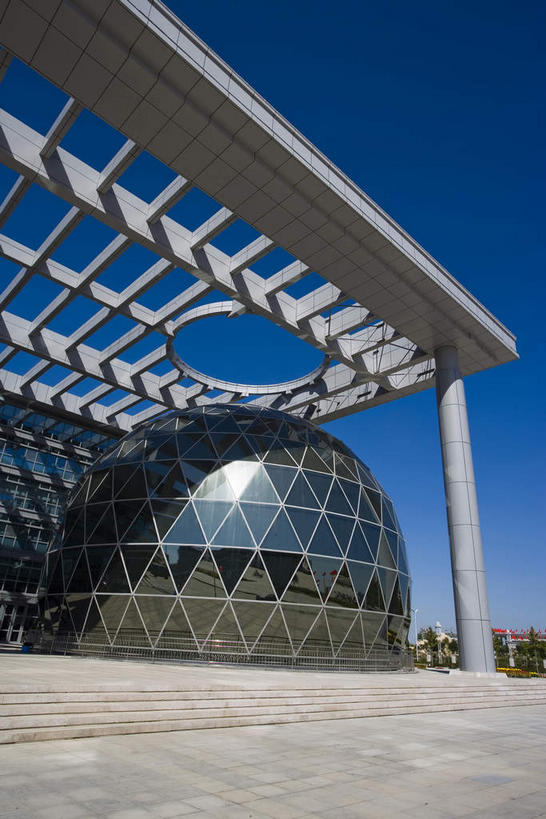 无人,竖图,室外,白天,仰视,度假,技术,美景,窗户,城市风光,城市,道路,路,公路,中国,亚洲,一排,许多,阴影,研究,整齐,装饰,光线,科学,影子,柱子,墙,景观,交通,很多,球形,教育,娱乐,玻璃窗,墙壁,墙面,排列,蓝色,倒影,蓝天,天空,阳光,天,享受,休闲,景色,放松,晴朗,展览,华丽,修饰,点缀,倒映,队列,欣赏,科技馆,陈列,东亚,宁夏,银川,万里无云,首府,中华人民共和国,衬托,美观,雅致,雅观,西北地区,银川市,宁夏回族自治区,宁,反照,晴空,晴空万里,马路,彩图,低角度拍摄,金凤区,科学技术馆,宁夏科技馆,银川科技馆