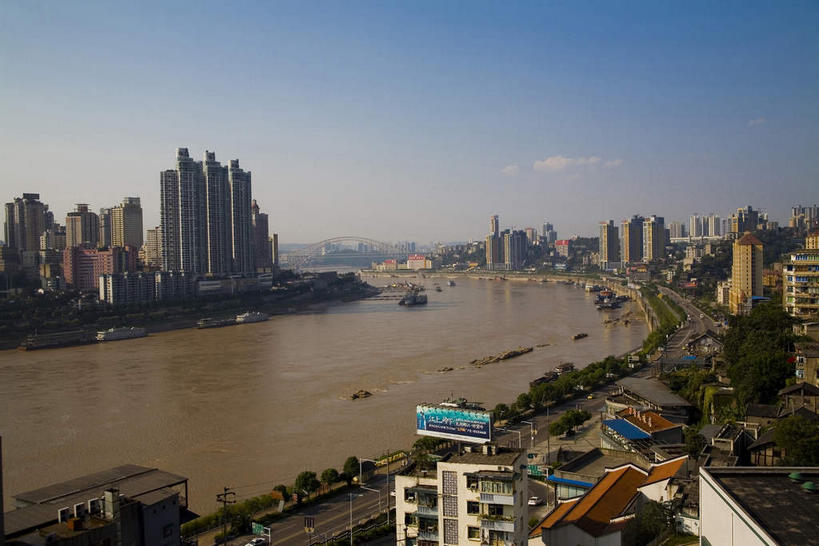 无人,家,高楼大厦,横图,俯视,航拍,室外,白天,度假,河流,美景,水,城市风光,城市,大厦,道路,建筑,路,路灯,摩天大楼,公路,船,客轮,照明,重庆,中国,亚洲,阴影,曲折,弯曲,光线,影子,房屋,屋子,河水,景观,水流,云,云朵,公寓,灯光,交通,云彩,娱乐,建设,洋房,楼房,住宅,灯,蓝色,白云,蓝天,天空,阳光,交通工具,天,享受,休闲,景色,放松,蜿蜒,晴朗,照亮,照明设备,渡轮,鸟瞰,客船,载具,东亚,中华人民共和国,西南地区,重庆市,渝,山城,晴空,马路,彩图,高角度拍摄,房子,大楼,高层建筑,高楼,摩天楼