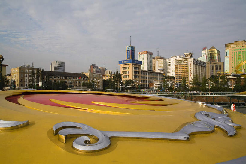 无人,高楼大厦,栏杆,横图,室外,白天,仰视,度假,美景,树林,植物,城市风光,城市,大厦,道路,建筑,路,路灯,摩天大楼,公路,汽车,照明,雕塑,中国,亚洲,艺术,装饰,雕刻,雕像,景观,乌云,云,阴天,云朵,围栏,灯光,银色,交通,云彩,娱乐,建设,护栏,车,灯,树,树木,黄色,红色,绿色,天空,自然,工艺品,交通工具,轿车,天,享受,休闲,景色,放松,四川省,生长,成长,纪念,照亮,美术,昏暗,阴沉,照明设备,载具,主题,陈列,东亚,四川,成都,成都市,中华人民共和国,省会,西南地区,功能,美学,川,马路,彩图,低角度拍摄,大楼,高层建筑,高楼,摩天楼,锦江区,天府广场